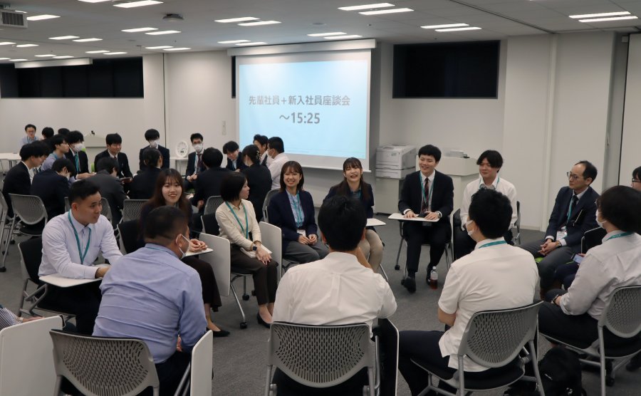 ＜先輩と新入社員が車座になって座談会。ざっくばらんな会話が続きました＞