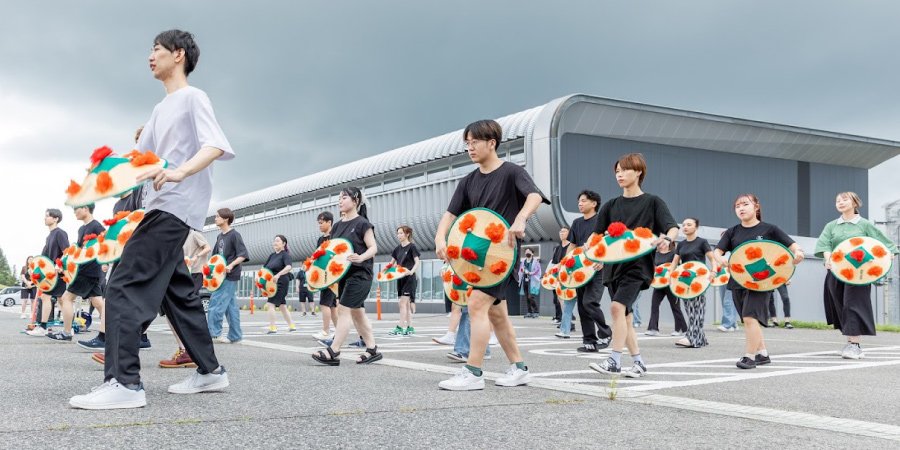 ＜踊りのなかには前後が入れ替わる振りもあるため、お互いの距離感が大事です＞