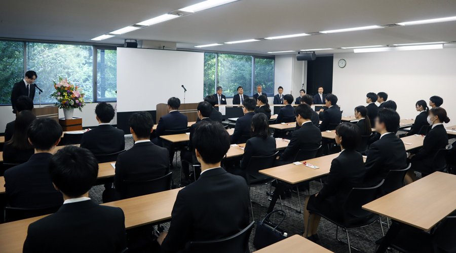 ＜小雨まじりの当日、総合職（写真上）ITスペシャリスト職（写真下）で内定式を執り行いました＞